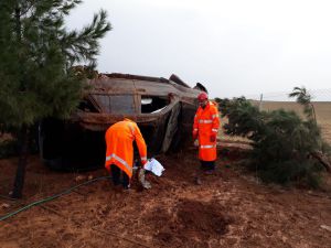 Kaygan yolda kontrolden çıkan otomobil takla attı!