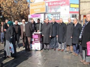 Van’da Pembe Otobüs için stant kuruldu