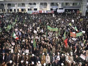 ...Ve İran’da halk sokağa indi