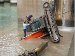 İş makinesi baraja düştü