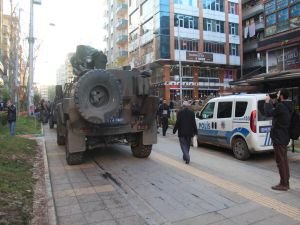 Kafelerin bulunduğu apartmana el yapımı patlayıcı atıldı