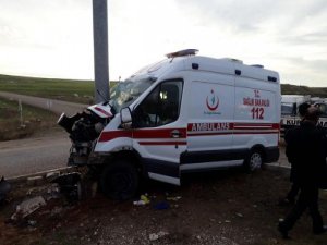 Ambulans ile minibüs çarpıştı: 3 yaralı