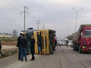 Devrilen TIR'ın sürücüsü yaralandı