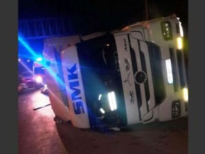 TIR devrildi: 1 yaralı