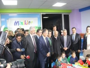 Çevre ve Şehircilik Bakanı Özhaseki minik öğrencilere karne dağıttı