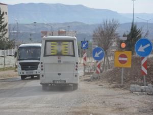 Trafiğe açılmayan yol kazalara neden oluyor