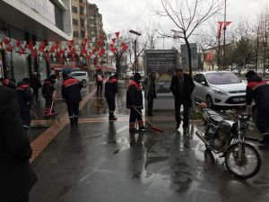 Temizlik İşleri Müdürlüğü yağmuru fırsata çevirdi