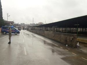 Reyhanlı'da boş pazar yerine roket atıldı