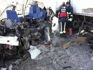 TIR ile minibüs çarpıştı: 8 ölü