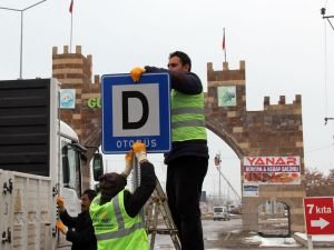 Erciş'te trafik levhaları yenilendi