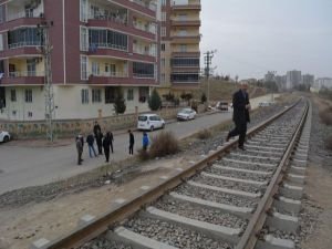 Rayların üzerinden geçmek zorunda olan vatandaşlar tedirginlik yaşıyor