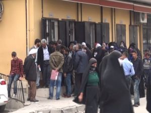 Cizre'de uzun yardım kuyrukları