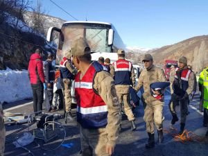 Yolcu otobüsü ile kamyonet kafa kafaya çarpıştı: 4 ölü 7 yaralı