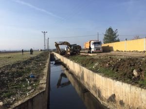 Yağmur suyu kanalı temizlenip üstü kapatılacak