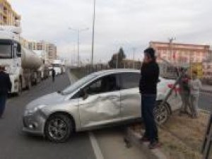 Yoldaki kazaya bakarken aynı yerde ikinci kazaya sebep oldu