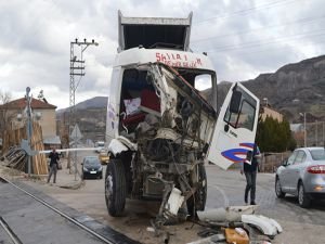 Tren hemzemin geçitte TIR’ı biçti