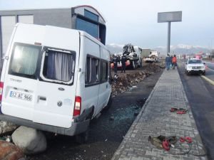 Cezaevi personeli taşıyan araç devrildi!