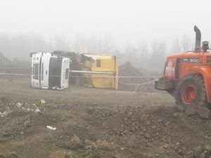 Yan yatan kamyonun altında kalan sürücü hayatını kaybetti