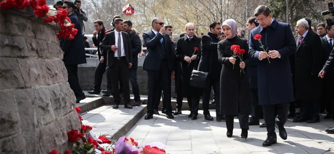 Davutoğlu, bombalı saldırının yaşandığı alana karanfil bıraktı
