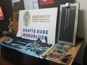 Operasyon düzenlenen evde silah atölyesi çıktı