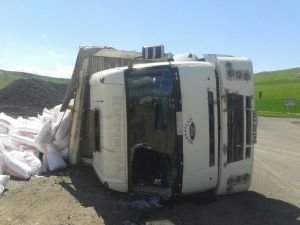 Un taşıyan kamyon devrildi
