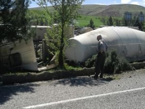 Virajı alamayan beton mikseri devrildi