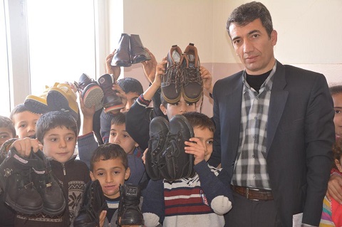 Hayırseverlerden öğrencilere ayakkabı yardımı