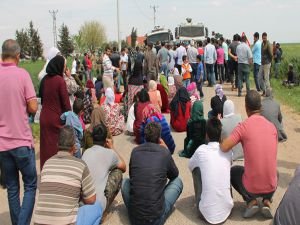 Mardin'de çiftçiler yolu kapatarak DEDAŞ ekibini köye almadı