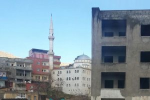 Camiye isabet eden roket büyük zarar verdi