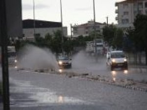 Kuvvetli sağanak hayatı olumsuz etkiledi