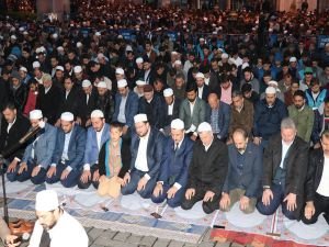 Ayasofya önünde namaz kılıp dua ettiler