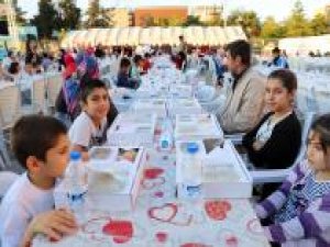 Binlerce kişi birlikte iftar açtı