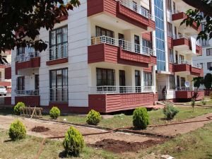 Kısa süreli yağış apartmanda tahribata neden oldu