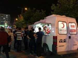 Kızılay'ın ikram aracı iftar sonrası hizmet etmeye devam ediyor