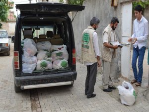 Umut Kervanı Hilvan'da Ramazan kumanyası dağıttı