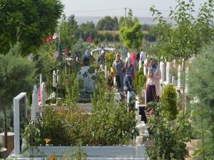 Bayramın ilk gününde mezarlıklar ziyaretçi akınına uğradı