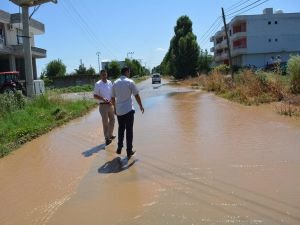 ​Sulama kanalından taşan su beldeyi bastı