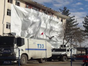 Çınar’daki bombalı saldırının enkazı kaldırılıyor