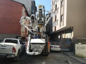 Beton pompasının çarptığı inşaat iskelesi çöktü