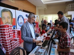 130 bin öğrenciye ayakkabı hediye edildi