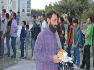 ​Sokakta kalan mültecilere hayırseverlerden sıcak yemek