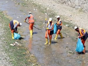 Van Gölüne dökülen derelerde temizlik yapılıyor