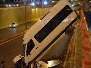 El freni unutulan minibüs alt geçide düştü