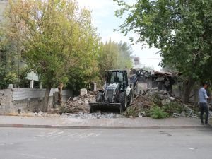 Bahçelievler’deki metruk bina yıkıldı