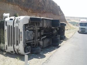 TIR düz yolda yan yattı