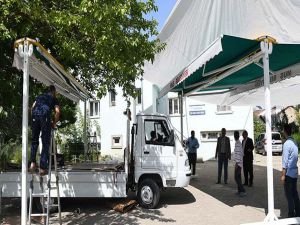 Muş’taki cami avlularına tente kuruluyor