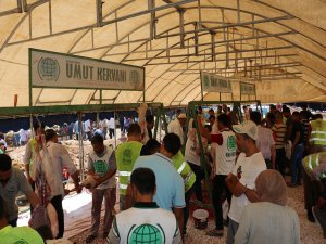 Bayramlarını ihtiyaç sahiplerine yardım ederek geçiriyorlar