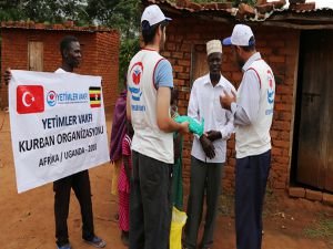 ​Hayırseverlerin bağışladığı kurban etleri Uganda'da dağıtıldı