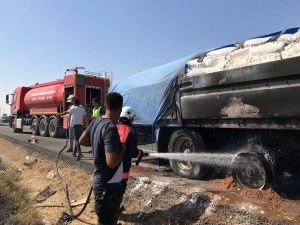 Balataları ısınan TIR'ın lastikleri yandı