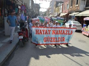 "Çocuklarımızı namazla tanıştırmak zorundayız"